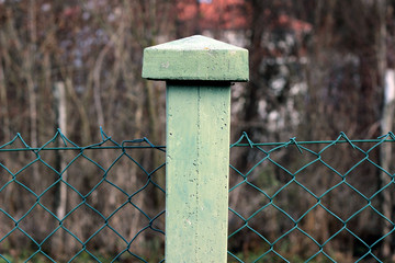 Wire pillar column concrete green cap