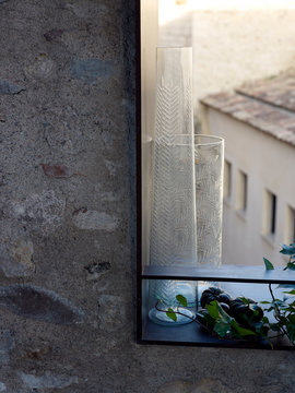Zwei Glas Vasen mit gefr&auml;stem Muster und Pflanzen in Fensternische