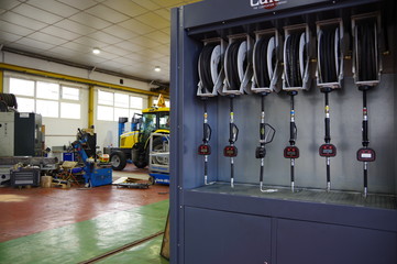 Engin de chantier ou routier dans garage et atelier mécanique de répartion