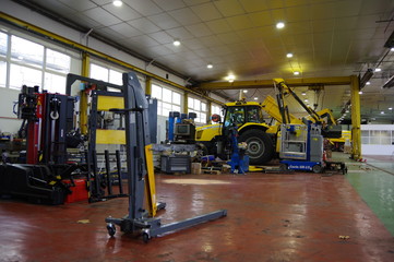 Engin de chantier ou routier dans garage et atelier mécanique de répartion