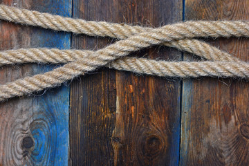 Obraz premium Nautical rope knot on a weathered wooden desk