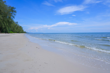 Fototapeta na wymiar White sand beach with beautiful sea and clear blue sky at Trat province, Thailand.