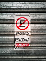 Cartel prohibido estacionar en un garaje. Vista de frente y de cerca. Formato vertical