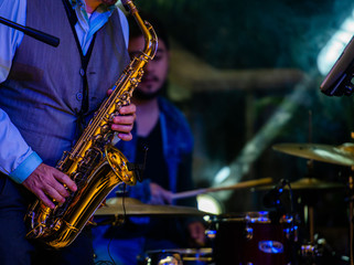 Obraz na płótnie Canvas persona tocando un Saxofón 