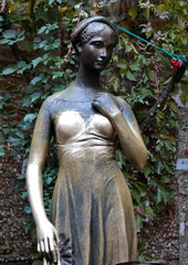 estatua en la casa de Julieta,protagonista de la famosa obra de William Shakespeare, Romeo y Julieta, Verona.