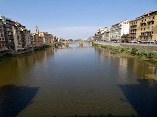 Fototapeta na wymiar Puente Santa Trinita visto desde el Ponte Vecchio, puente medieval sobre el río Arno en Florencia, Italia.