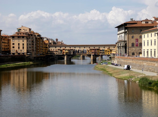 Ponte Vecchio, puente medieval sobre el río Arno en Florencia, Italia.