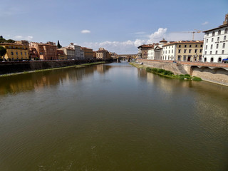 Fototapeta na wymiar Ponte Vecchio, puente medieval sobre el río Arno en Florencia, Italia.