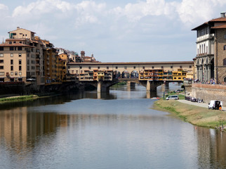 Ponte Vecchio, puente medieval sobre el río Arno en Florencia, Italia.