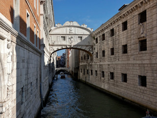 Fototapeta na wymiar Puente de los Suspiros,Ponte dei Sospiri, Venecia. Une el Palacio Ducal con la antigua prisión de la Inquisición (Piombi), cruzando el Rio Di Palazzo.