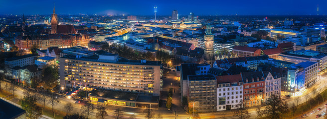 Panorama von Hannovers Innenstadt zur blauen Stunde - obrazy, fototapety, plakaty