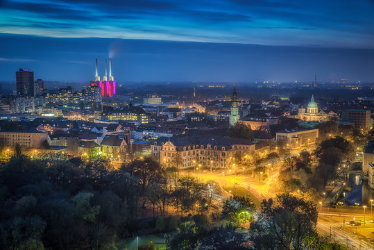 Hannover Skyline zur Blauen Stunde im Herbst