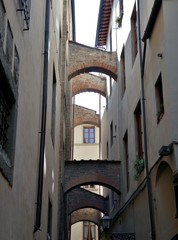 CALLE CON CONTRAFUERTES DENTRE DOS EDIFICIOS.