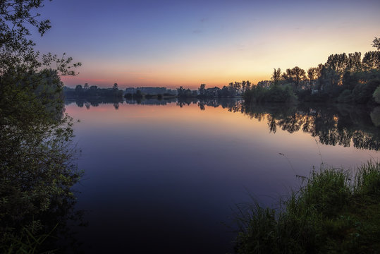 Ricklinger Kiesteiche in Hannover kurz vor Sonnenaufgang im Sommer