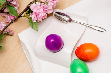 Ostern Eier auf weisse Teller mit Blume 