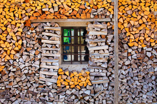Kleines Fenster in der Holzwand