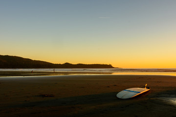 Ein Surfbrett liegt an einem Strand auf Vancouver Island