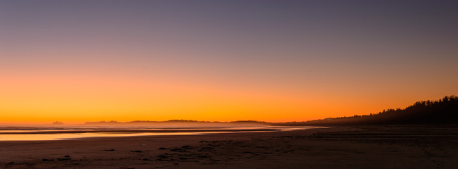 Panorama eines Strandes auf Vancouver Island während des Sonnenuntergangs