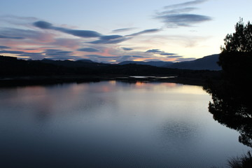 Atardecer azul en el lago