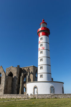 Le phare Saint-Mathieu avec les ruines de l'abbaye Saint-Mathieu de Fine-Terre à Plougonvelin (Finistère, France)