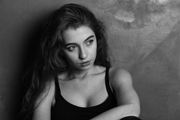 Naklejka premium Close up portrait of a young girl in a black t-shirt