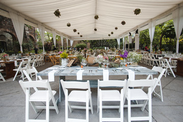Decorated banquet tablet standing under tent