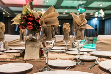 mesa navideña, con nochebuena, copas y manteles de fiesta