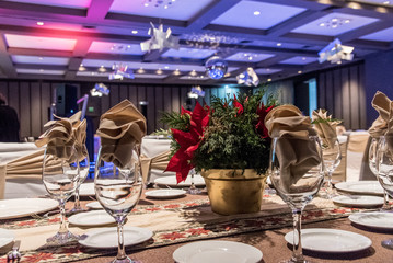 mesa navideña, con nochebuena, copas y manteles de fiesta