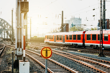 Zug verlässt den Kölner Bahnhof 