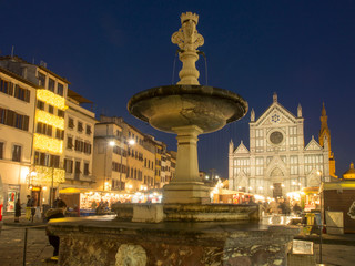 Obraz premium Italia, Firenze, piazza Santa Croce e chiesa, mercatino di Natale.