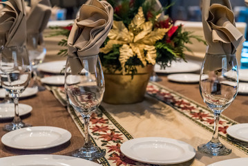 montaje navideño de mesa de gala con nochebuenas y esferas rojas