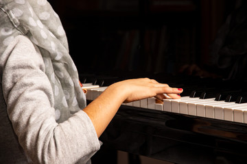 Mädchen spielt Klavier
