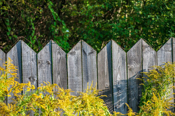 Fototapeta premium rusty barbed wire on top of old wooden fence