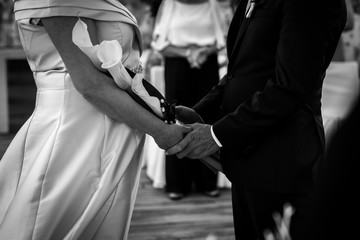 manos novios boda anillo