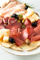 Vassoio con bresaola, formaggio grana, salame, fesa di tacchino, gorgonzola e olive