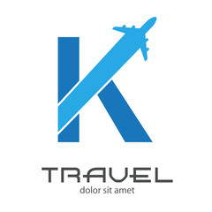 Logotipo TRAVEL con letra K con avión en dos tonos de azul