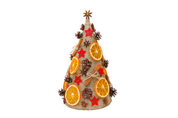 Необычная новогодняя ель, выполненная в стиле «арт-деко» украшенная сушеными апельсинами, сосновыми шишками и корицей. - obrazy, fototapety, plakaty
