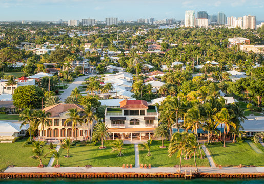 Luxury waterfont homes near the intracoastal waterway of Fort Lauderdale, Florida.