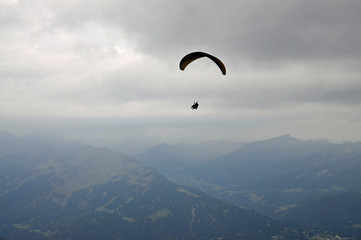gleitschirmflieger um das nebelhorn
