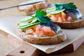 smoked fish sandwich mackerel tomato feihua paprika cheese
