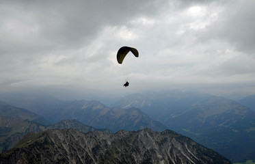 gleitschirmflieger um das nebelhorn
