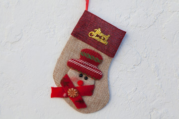 calcetin navide&ntilde;o sobre fondo blanco de piedra