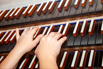 Hände spielen Bach an der Orgel