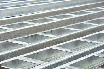 Hot dip galvanizing of metal constructions in bath with hot zinc