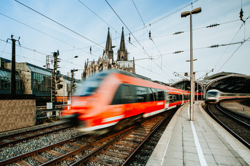 Züge verlassen den Kölner Bahnhof 
