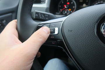 fahrzeug fahrer bedient lenkrad taste