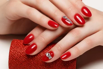Rolgordijnen Heldere feestelijke rode manicure © Kobrinphoto