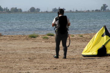 Hombre preparándose para practicar kitesurf.