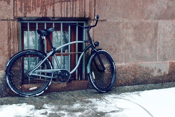 Fototapeta na wymiar Old bike near the wall