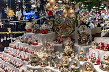 Fototapeta premium Weihnachtliche Schaufensterdekoartion mit Schneekugeln und einem nostalgischen Riesenrad